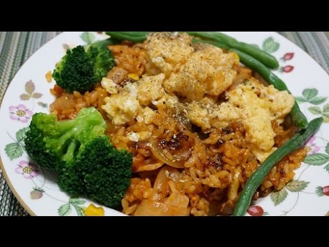 おうちで晩ご飯　「ナポリタンライス」　Home cooking dinner　Neapolitan rice with Scrambled eggs and Steamed vegetables.