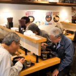 東京）サラリーマン働く男たちが殺到！早朝５時から始まる東京立ち食い蕎麦屋の1日丨Tachigui Soba – Japan’s Morning Meal For Those in a Hurry