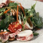 夏野菜とスパイス香るローストポーク。食欲そそる、ボリュームサラダレシピ。｜THE SECRET RECIPES | VOGUE JAPAN