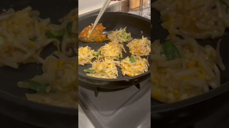 【簡単レシピ】夜中に食べても罪悪感なし！一口もやしチーズチヂミ#shorts