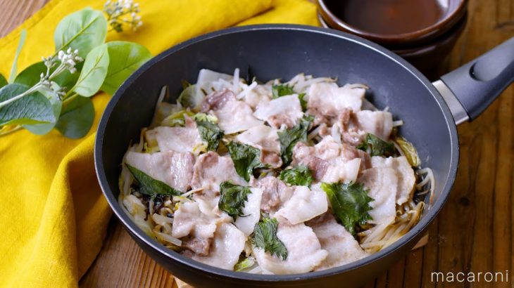 【白菜と豚バラの塩昆布蒸し】フライパンで簡単レシピ！塩昆布の旨みたっぷり♪｜macaroni（マカロニ）