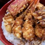 江戸時代の蕎麦の味を提供するお店の小海老天丼(菊野台の田ぶち)Bowl of rice and fried fish