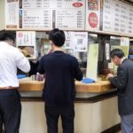 超絶天ぷらラッシュ！！早朝６時から働く男たちが殺到する立ち食い蕎麦屋に密着丨Tachigui Soba – Japan’s Morning Meal For Those in a Hurry