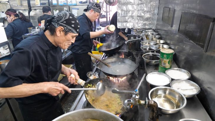 注文が殺到する爆量ガツ盛り町中華を営む鉄人職人の１日に密着丨Egg Fried Rice – Wok Skills in Japan