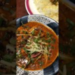 【東京で食べられるレアなエスニック料理　パキスタン料理編】これはチキンカラヒというパキスタン独特なものです。カレーとの違いは簡単に言えば、カレーは汁もの、カラヒは煮込み料理でシチューに近いです。