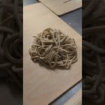 うどんは切ったままではなく必ずほぐす　理由は粉が全体的にまぶせるから！　　大津香雪