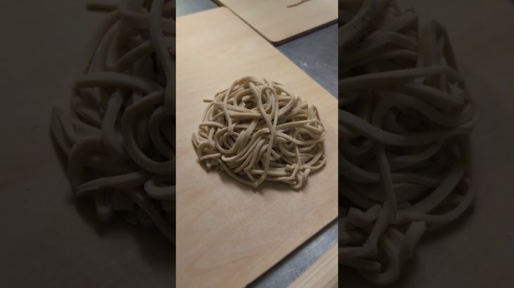 うどんは切ったままではなく必ずほぐす　理由は粉が全体的にまぶせるから！　　大津香雪