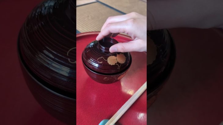 粟麩のおでん！は蒸し料理です。おでんは女房言葉で、田楽のこと。上に乗っている木の芽味噌が由来です。