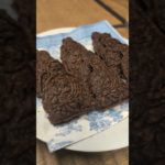 米から作った水飴で、かみごたえのある大仏クッキーを作りました。ヴィーガンの人にも対応の気遣い。子ども食堂の裏方さんらで美味しくいただきます。